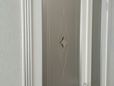 Изображение Витраж на матовом стекле двери.