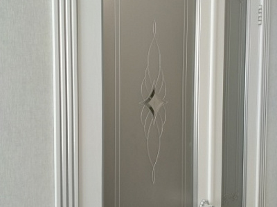 Изображение Витраж на матовом стекле двери.